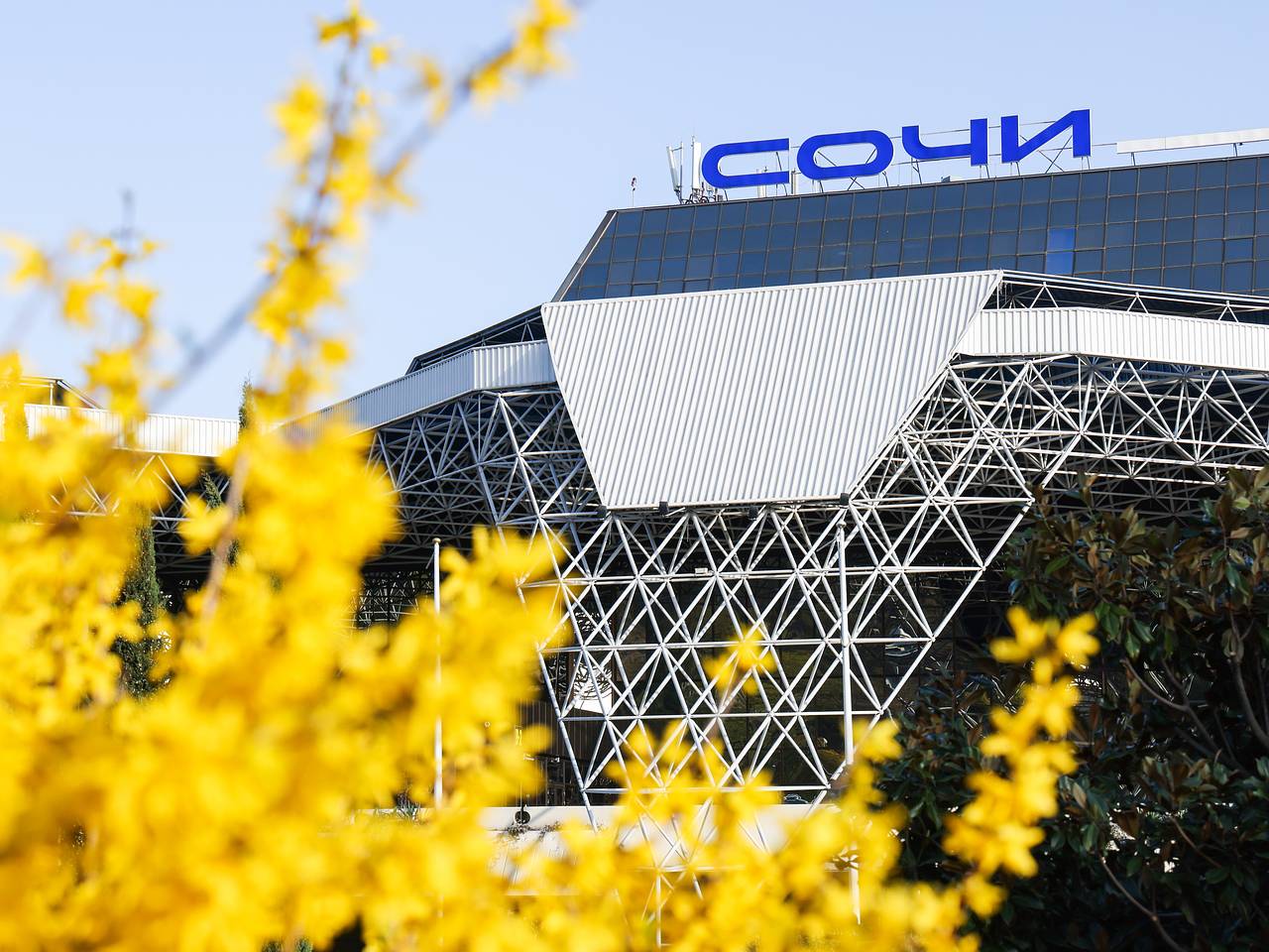 Аэропорт Сочи снова прекратил работу