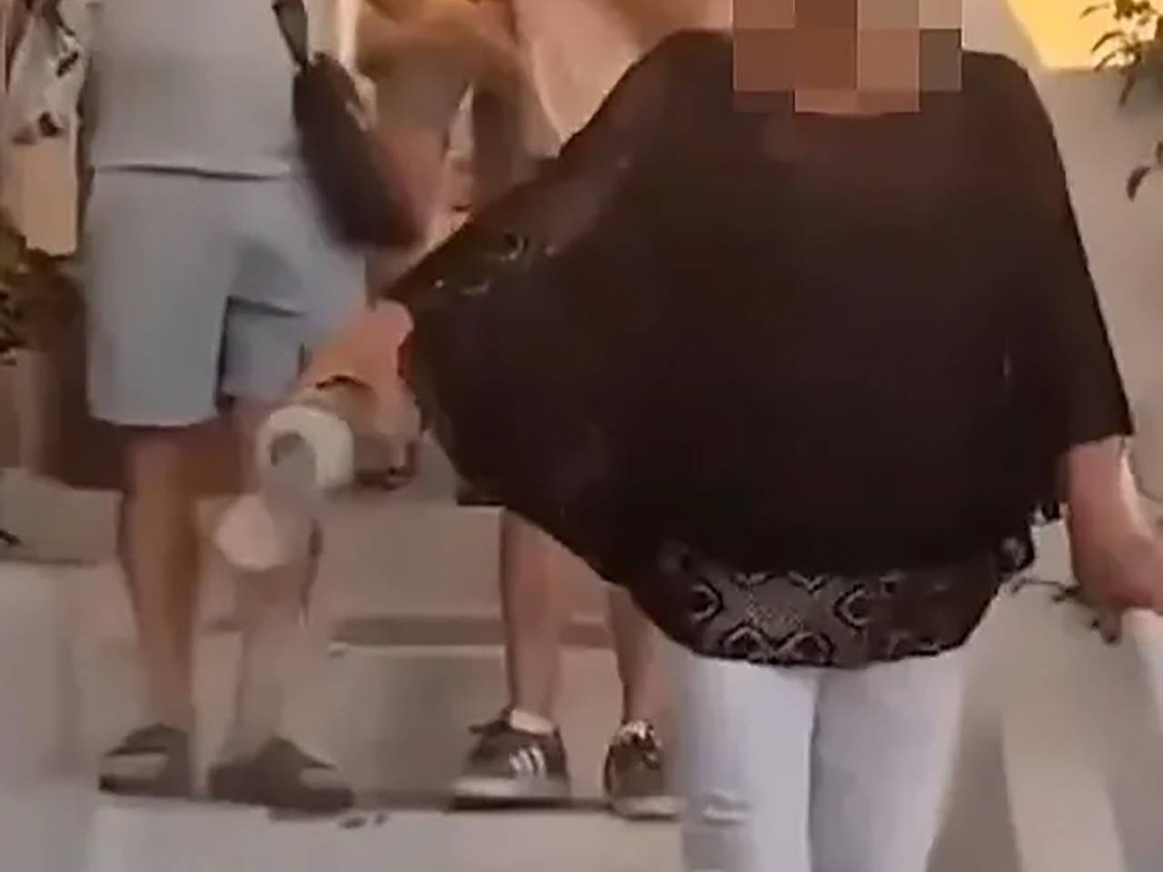 Туристка вышла на улицу популярного курорта Европы и развеяла прах мужа