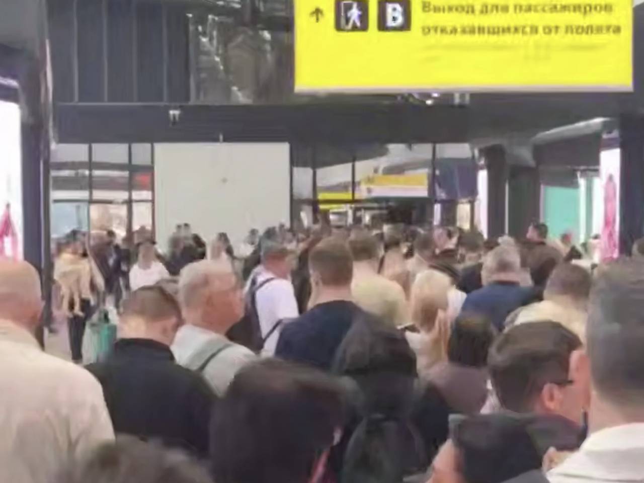 Очереди из пассажиров отмененных рейсов в Шереметьево попали на видео