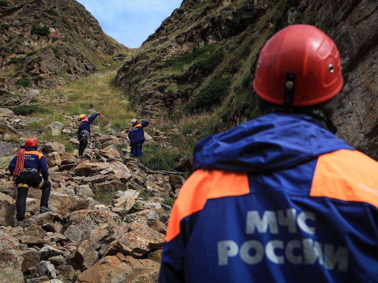 Четверо туристов застряли в ущелье в российском регионе из-за непогоды