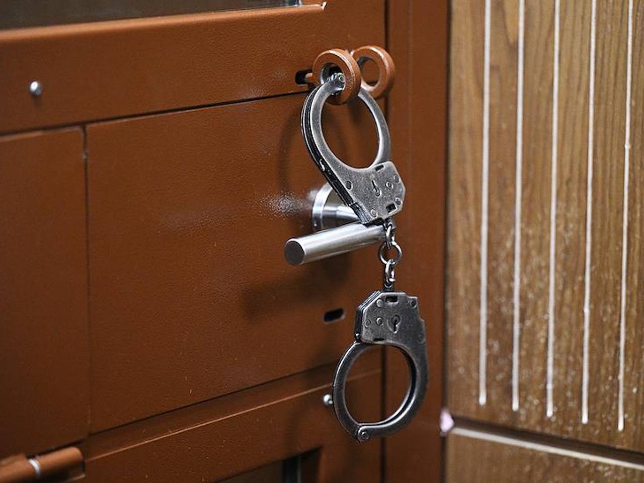 Пассажир положил в нижнее белье драгоценные камни и лишился свободы в России