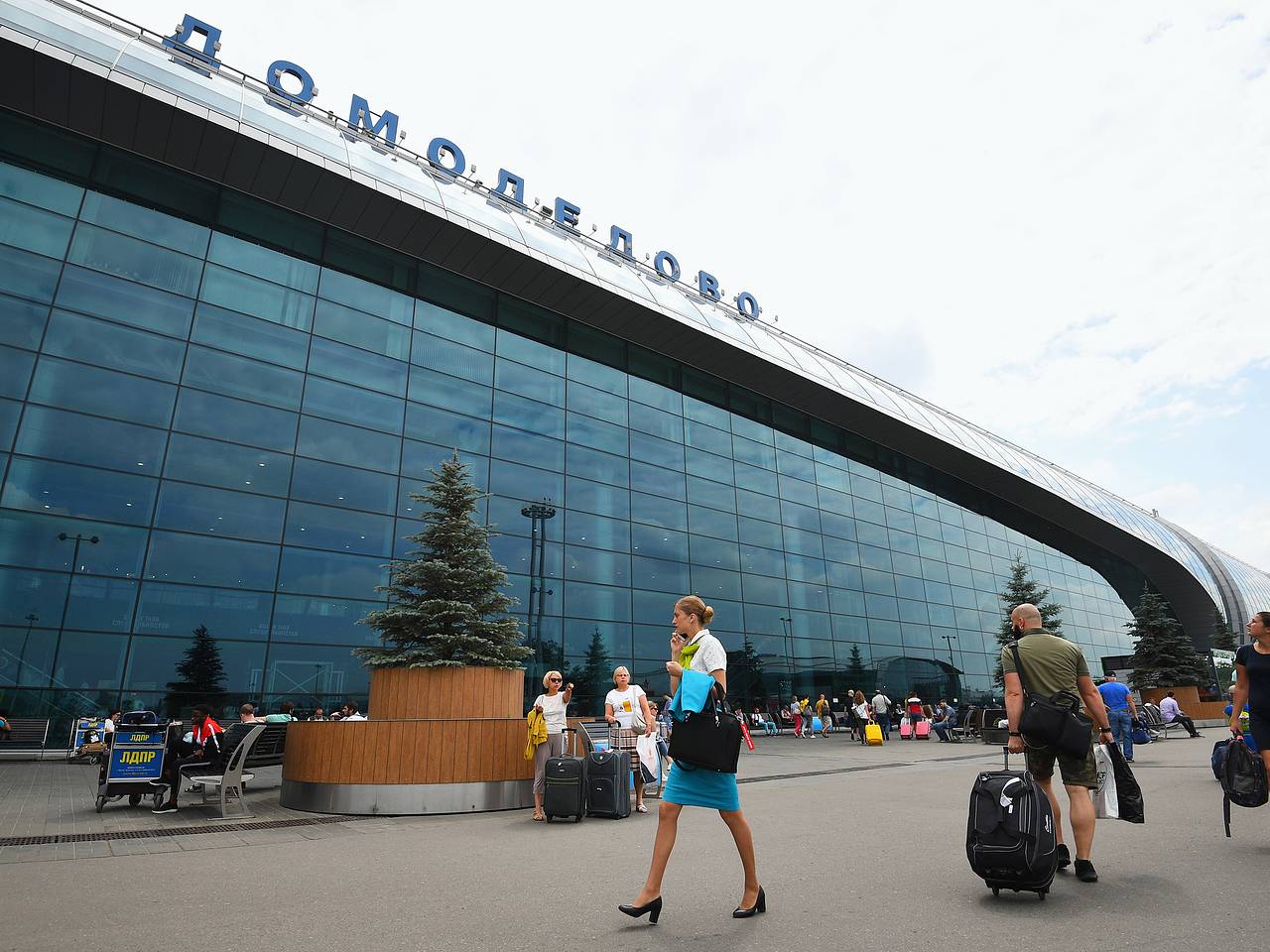 Два аэропорта Москвы частично приостановили работу