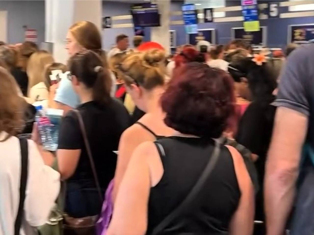Прослывшая «самой конченой в мире» авиакомпания снова отказала россиянам в посадке