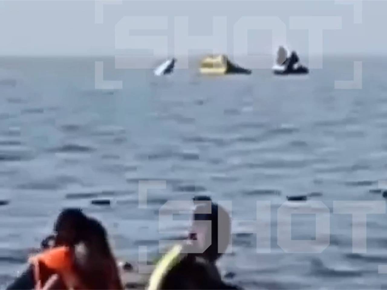 Катер с туристами на водном диване перевернулся на Байкале