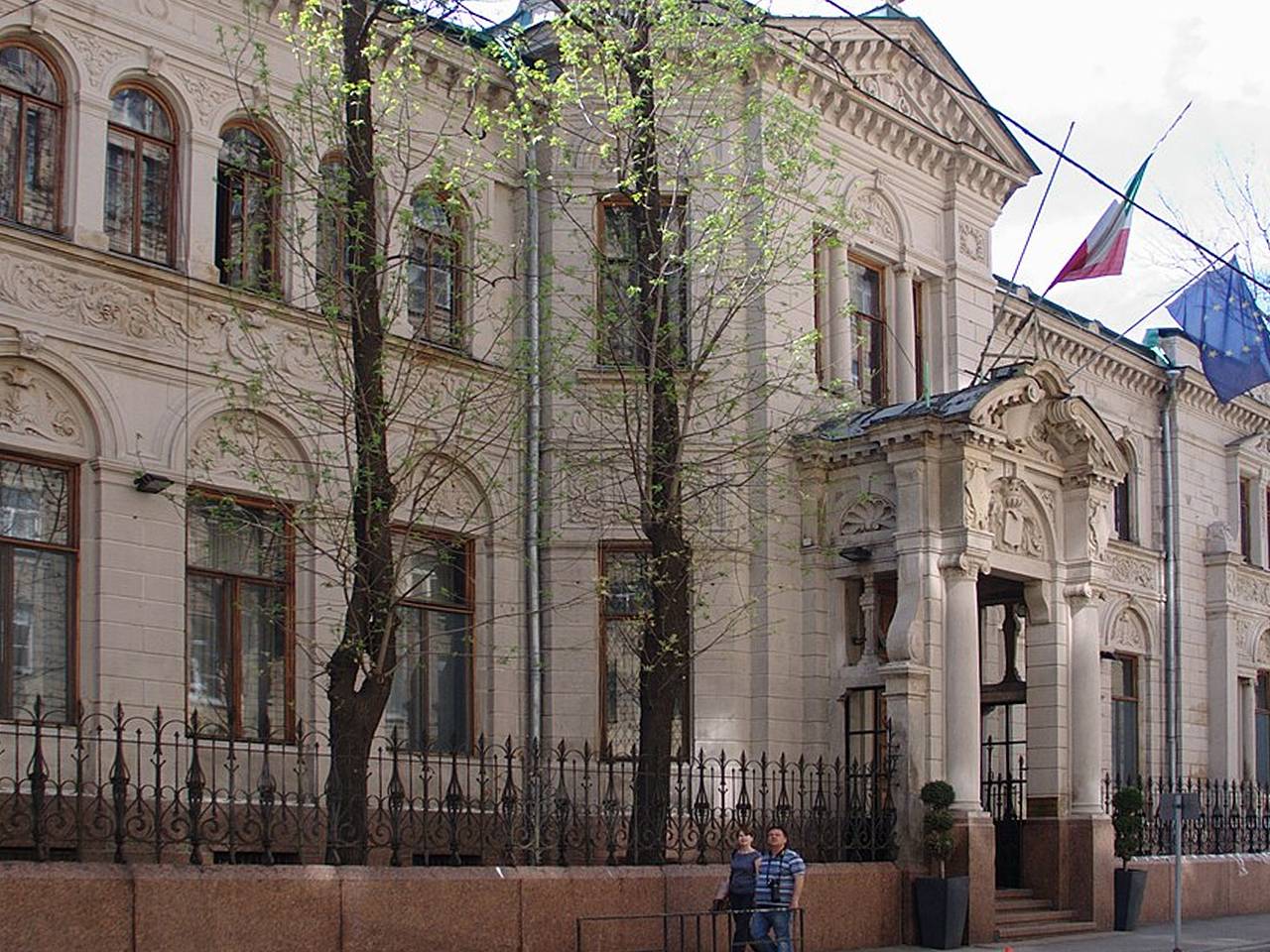 Консульство Италии забрало загранпаспорта на все лето у туристок из России