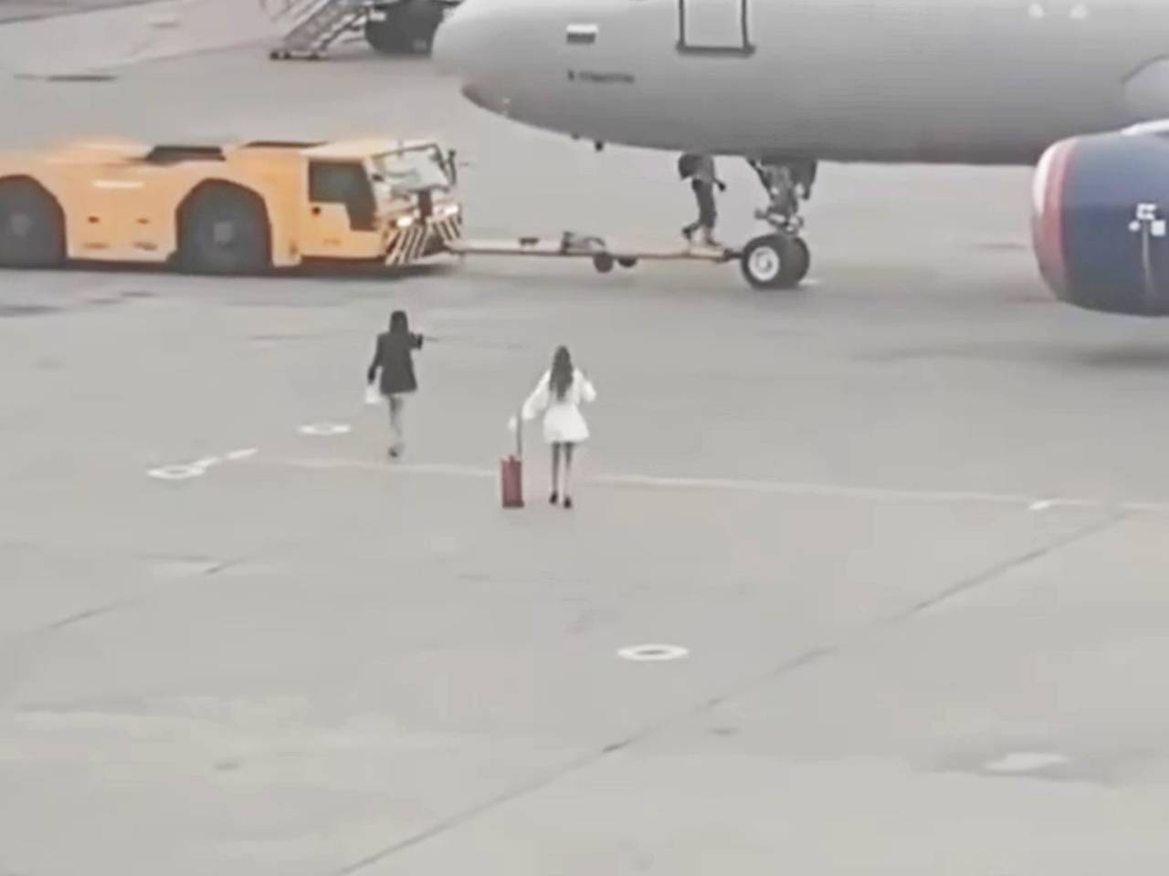 Опоздавшие на рейс россиянки устроили забег за самолетом и попали на видео