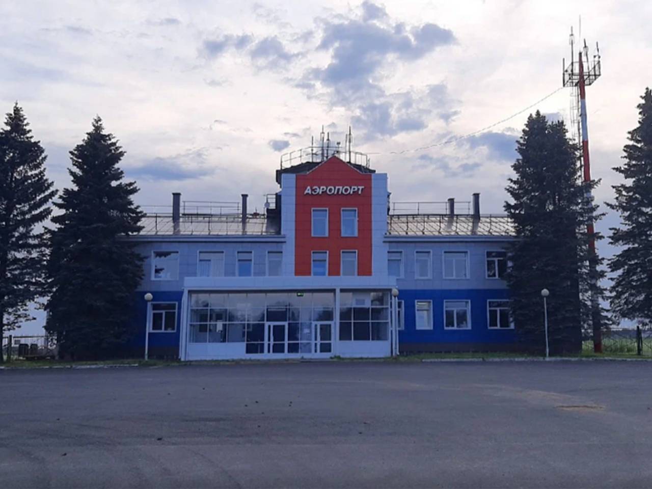 Сотрудник российского аэропорта решил проверить коллег и подложил им муляж бомбы