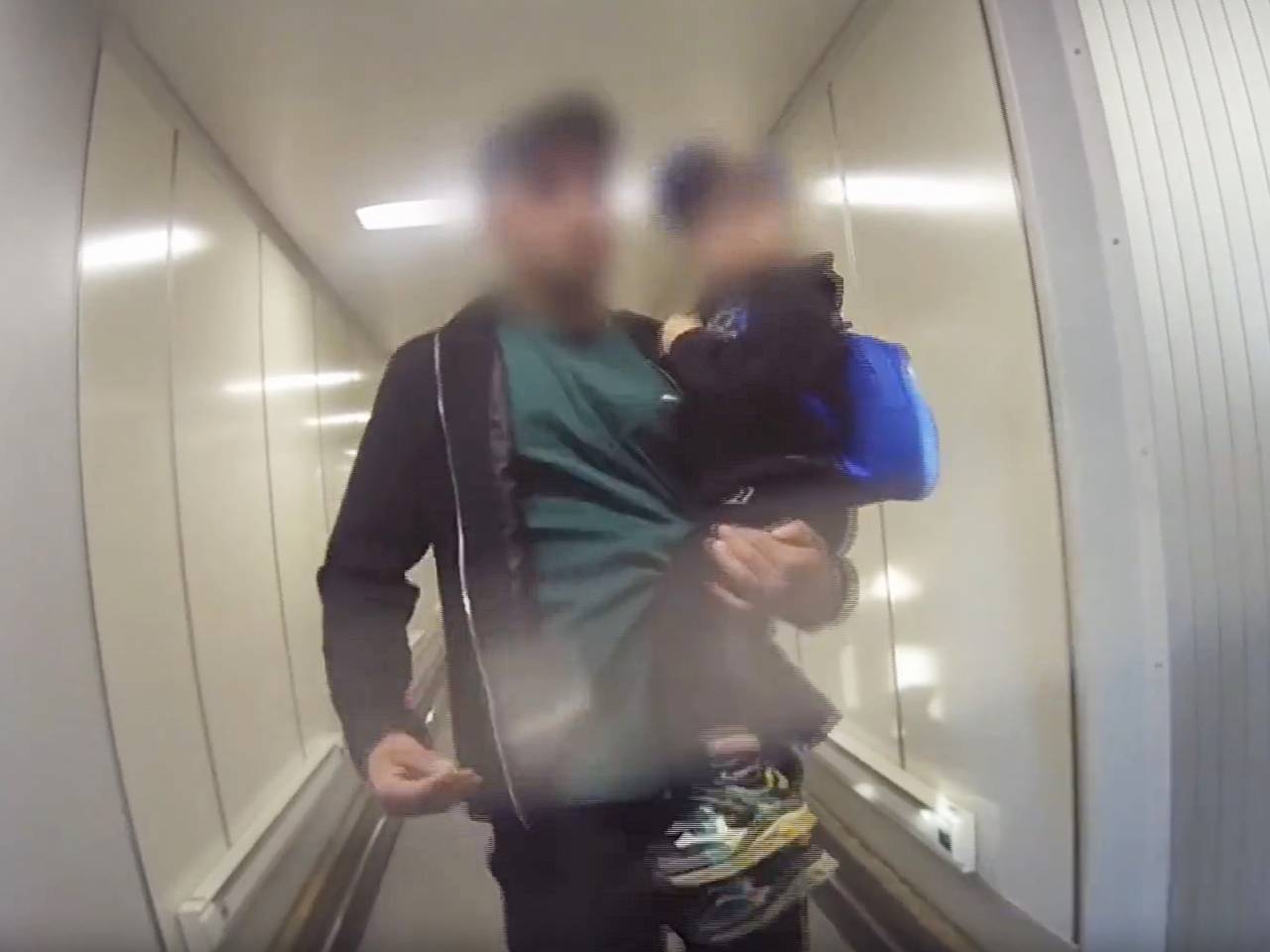 Россиянин с ребенком устроил дебош в самолете и попал на видео