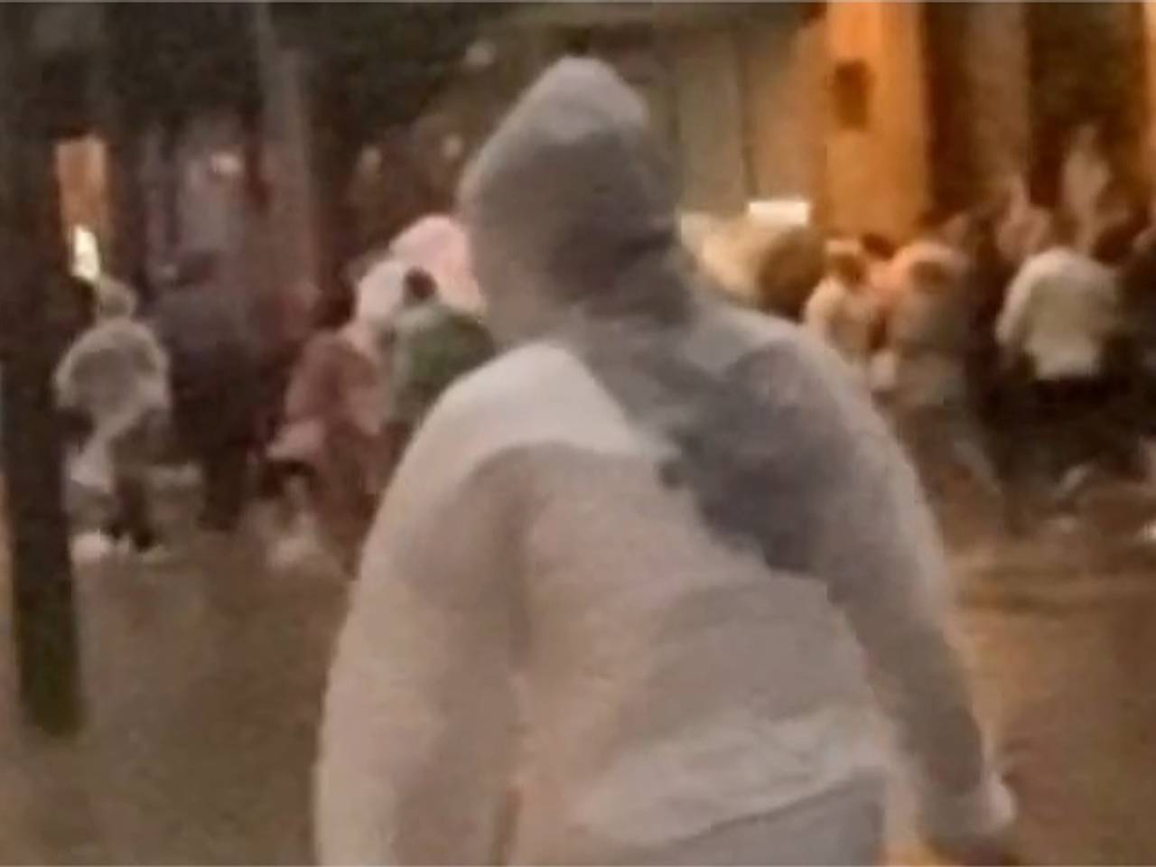 Россиянки отправились на шопинг во время тайфуна в Китае и попали на видео