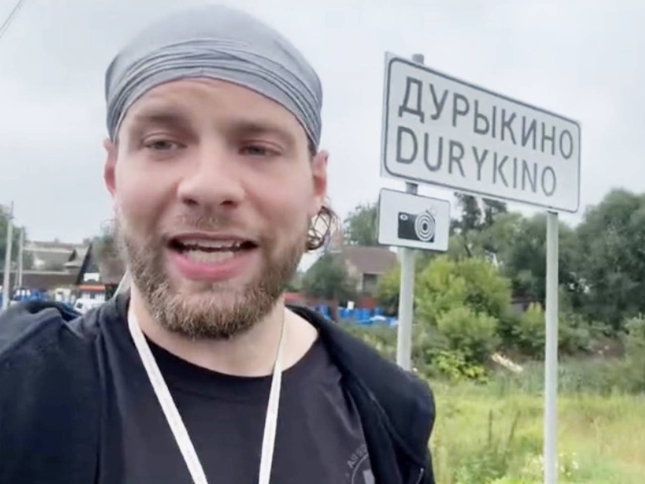 Фитнес-блогер отправился пешком по жаре из Москвы в Петербург ради мирового рекорда