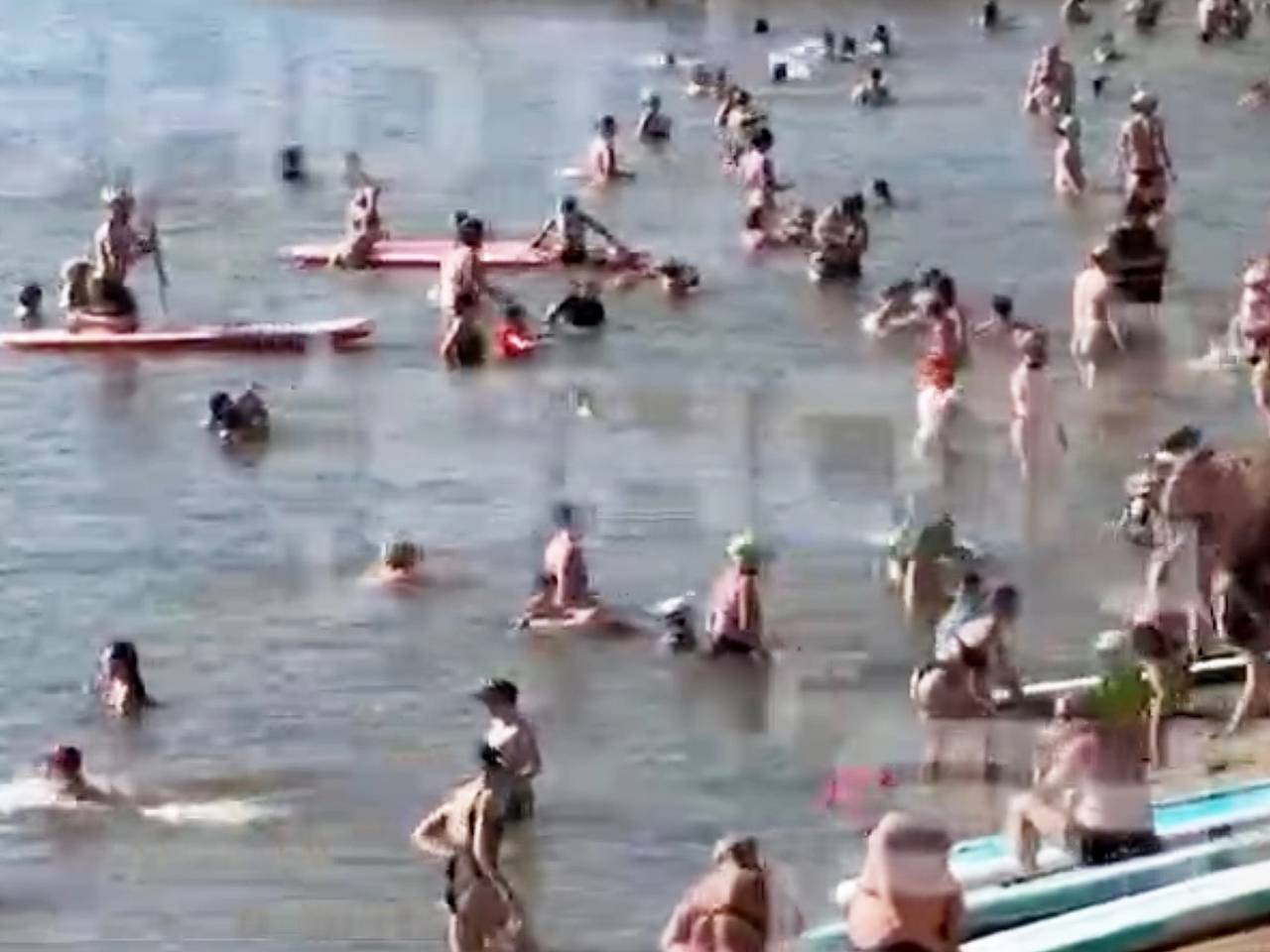 Тысячи людей на пляже в российском городе попали на видео