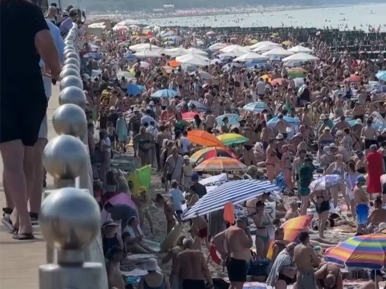 Переполненные людьми пляжи российского курортного города попали на видео