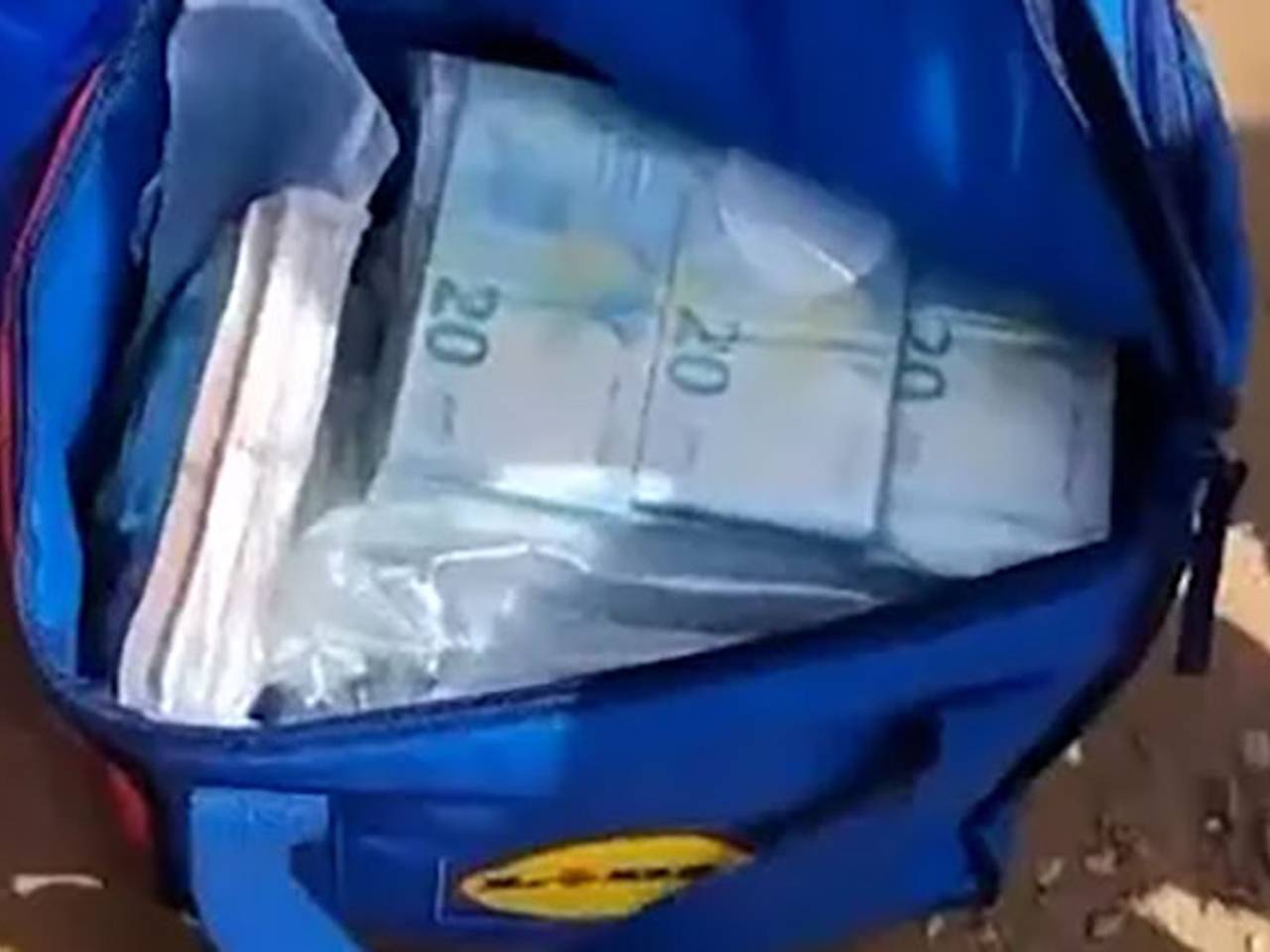 Отдыхающие на пляже в Европе нашли выброшенными на берег 63,9 миллиона рублей