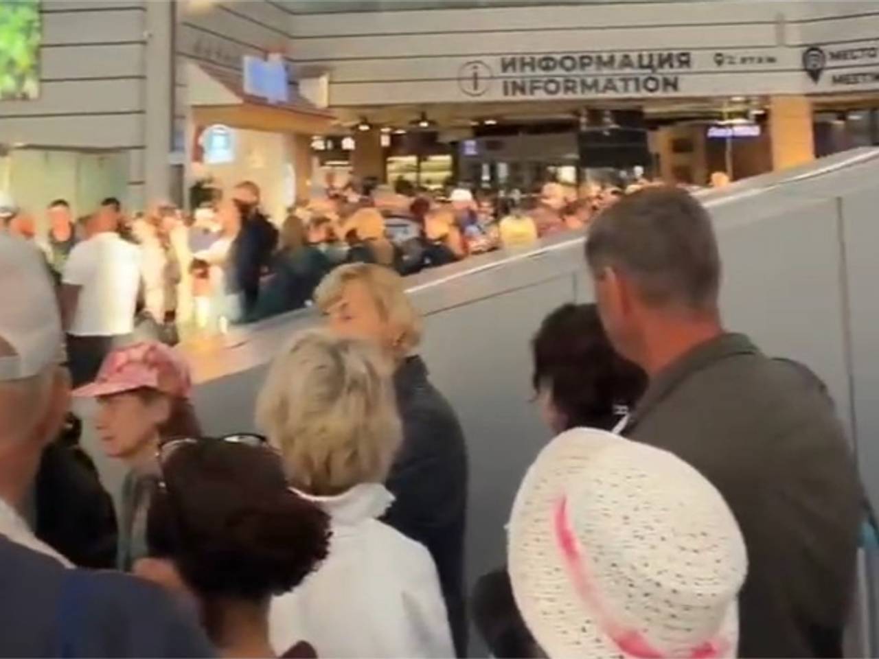 Обстановку в аэропорту на юге России описали словами «людей тьма, народ спит на полу»