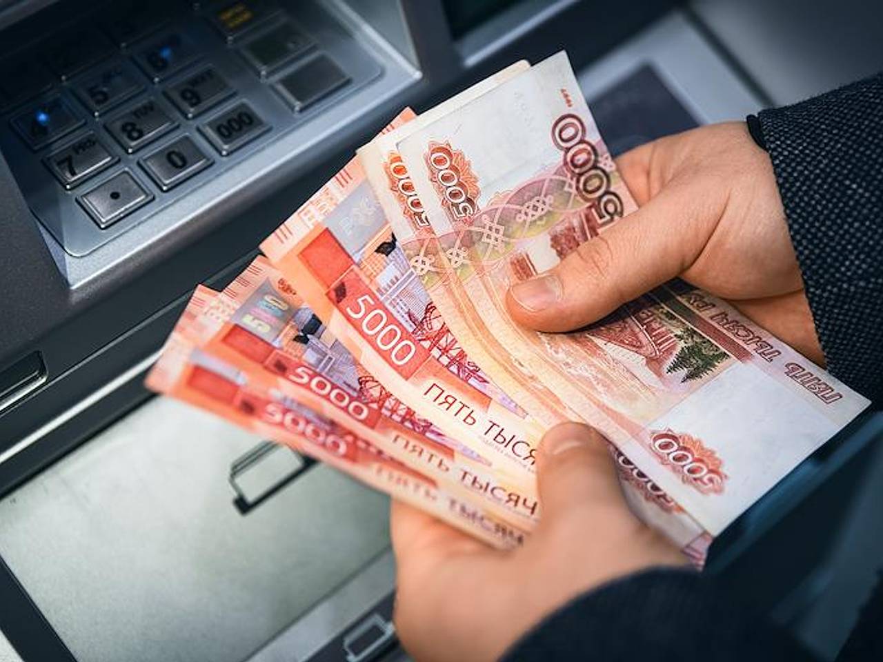 Россиян стали пугать блокировкой счетов после возвращения из-за рубежа