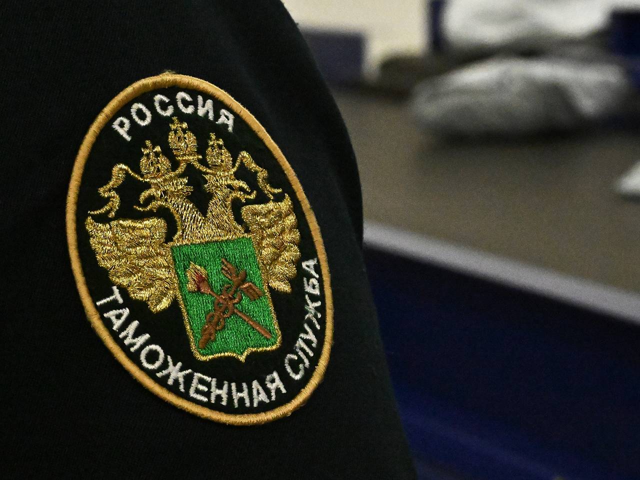 Турист попытался вывезти из России набитый миллионами чемодан и попался таможенникам