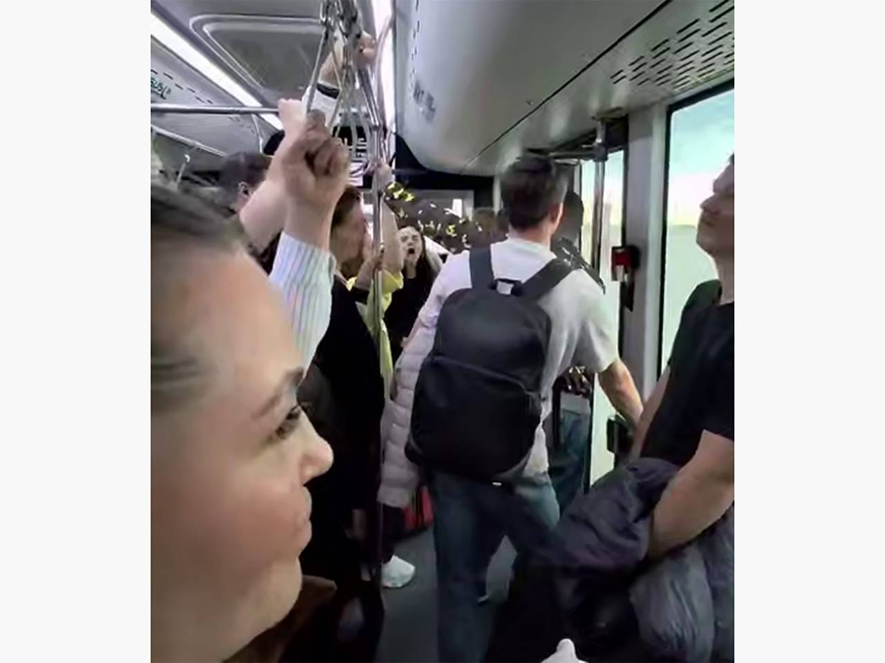 Пьяная пассажирка Шереметьево оскорбила попутчиков и попала на видео
