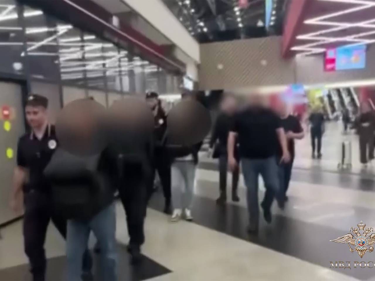 Иностранцы попытались украсть ценные вещи из ручной клади россиян на ночном рейсе