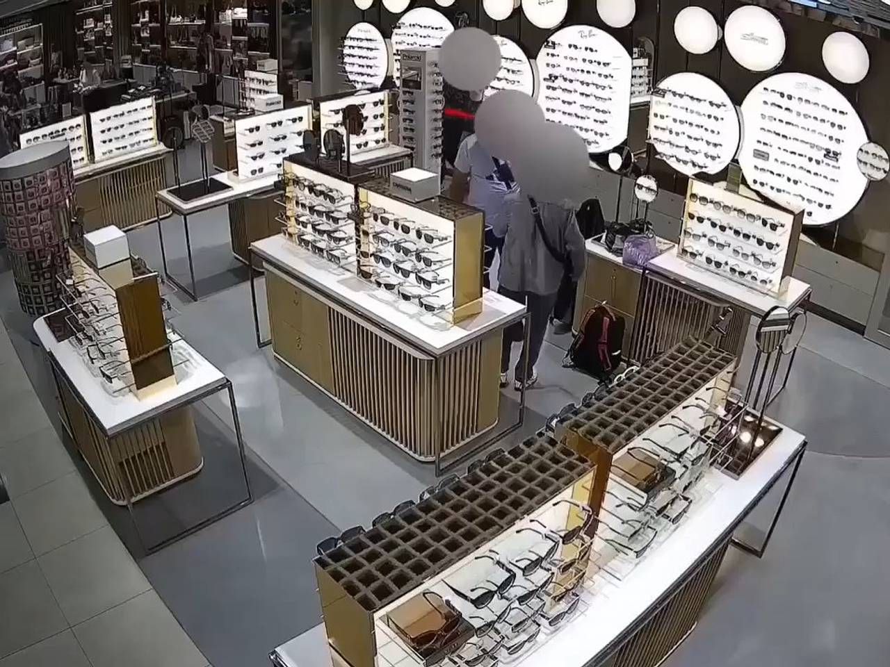 Пассажиры украли из Duty Free аэропорта Москвы товары на 45 тысяч рублей и попали на видео