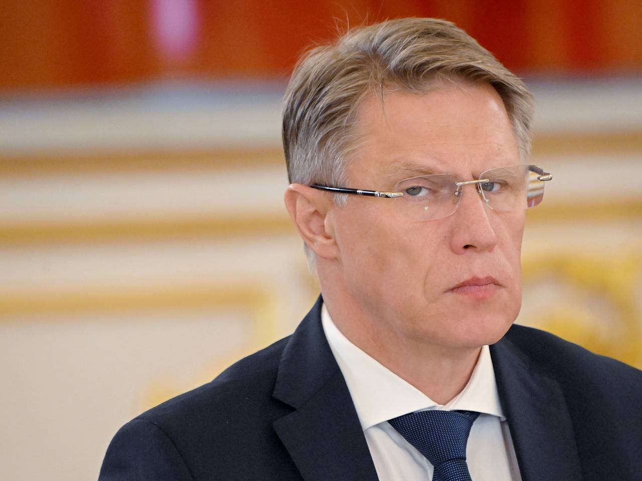 Министр здравоохранения России спас пассажира на борту самолета