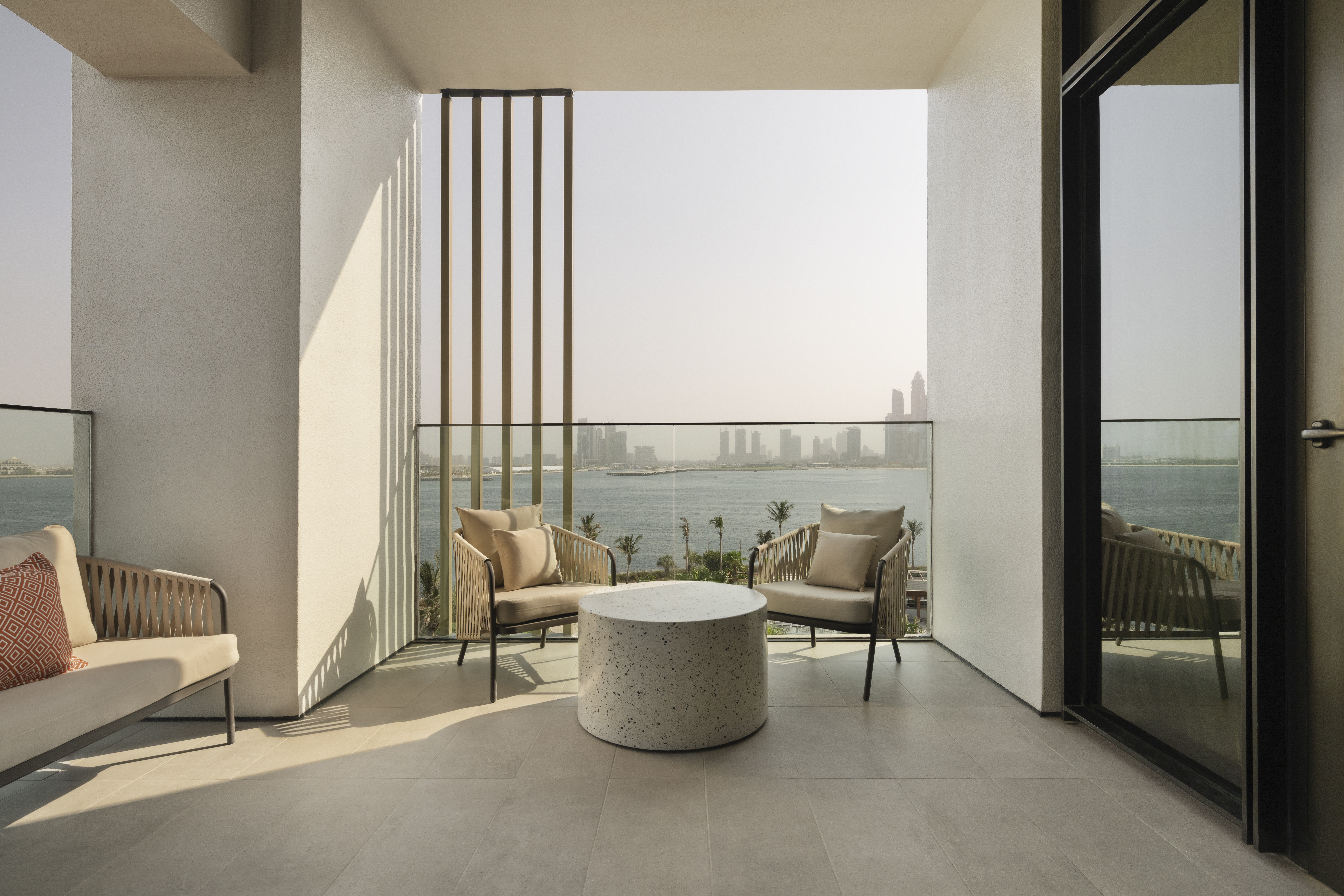 Культовый бассейн, частный пляж и дух Miami Beach: чем Delano Dubai привлечёт туристов Культовый бассейн, частный пляж и дух Miami Beach: чем Delano Dubai привлечёт туристов