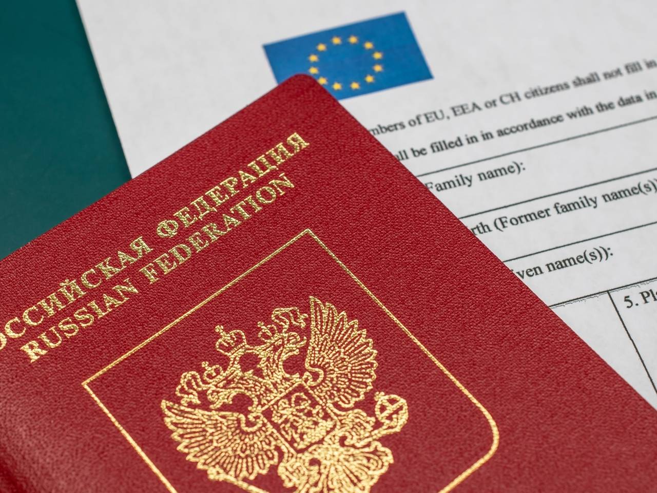Еврокомиссия предложит ужесточить визовые правила для россиян