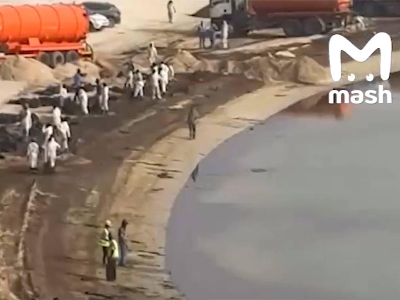 Более 100 российских семей переселили в другие отели из-за разлива мазута в ОАЭ