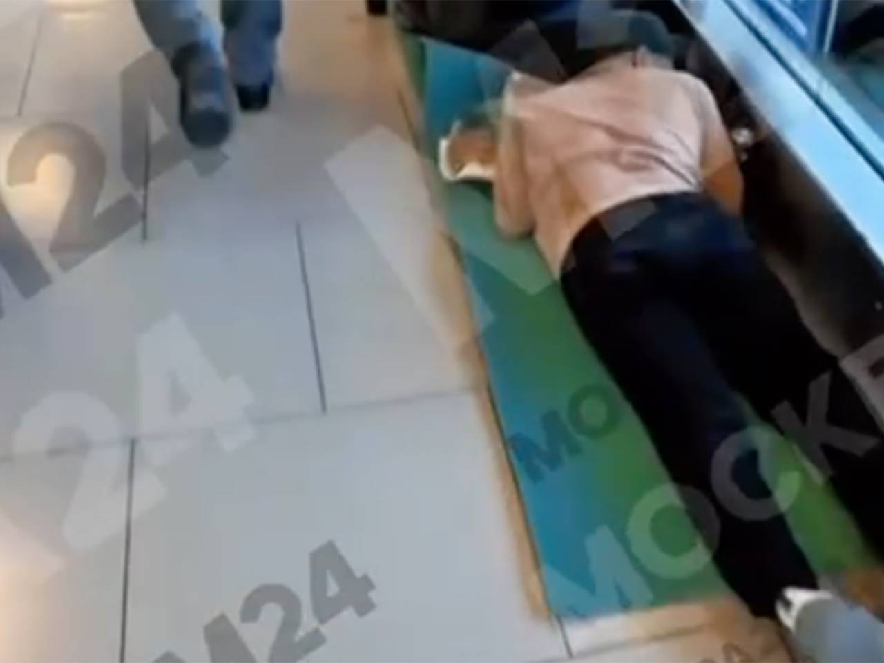 Спящие на полу в Шереметьево пассажиры попали на видео