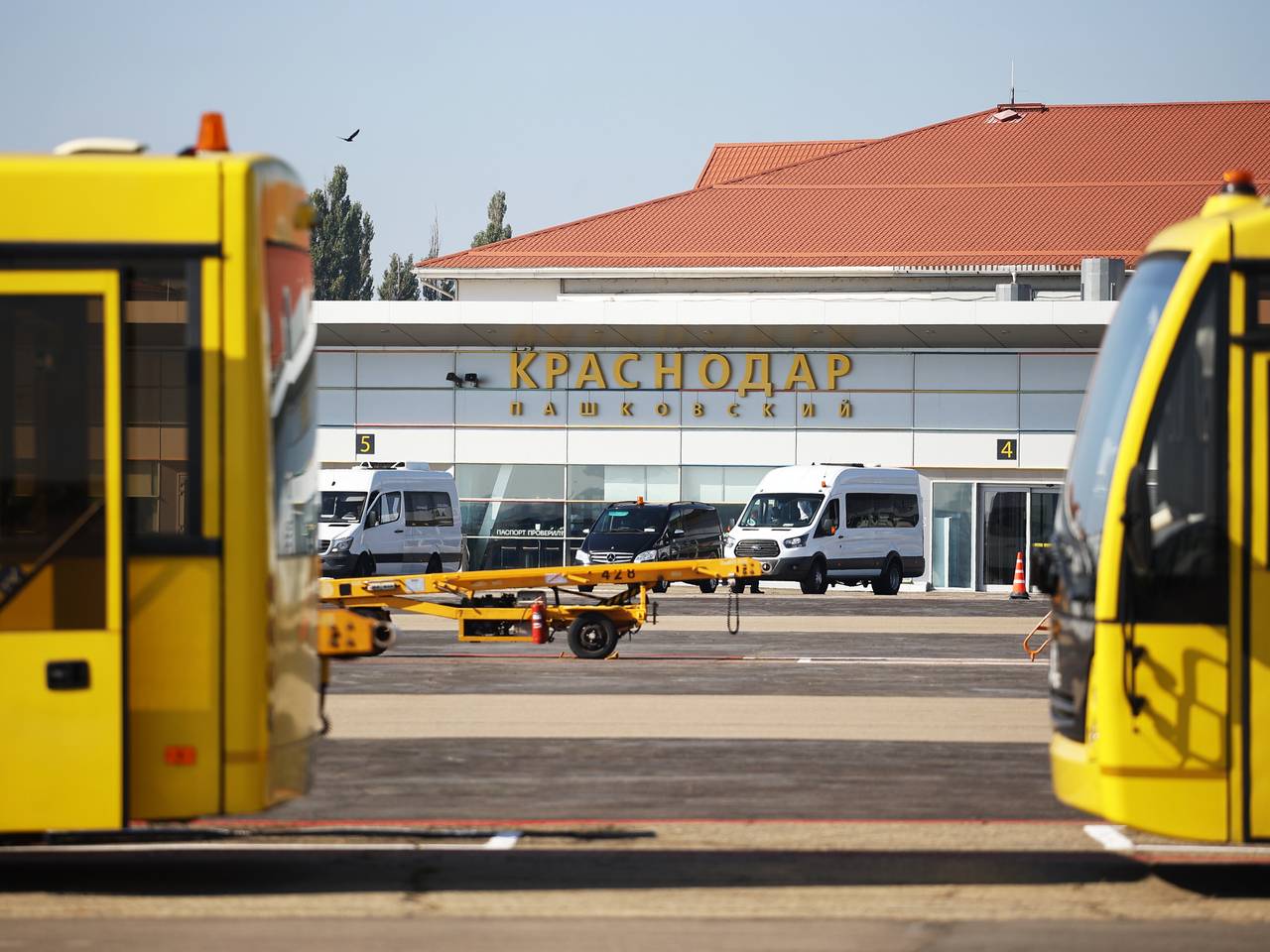 Пассажиров с пропиской в Крыму, ЛНР и ДНР удерживали в аэропорту России 10 часов